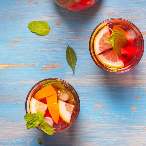 Κρασί με γκρέιπφρουτ: Το κοκτέιλ 3 υλικών που κλείνει μέσα του όλο το καλοκαίρι