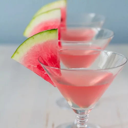 Το πιο δροσιστικό ποτό του καλοκαιριού είναι η σαμπάνια με καρπούζι!