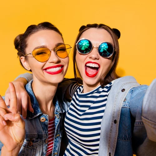 Η άκυρη ερώτηση της ημέρας: Μπορείς να κολλήσεις ψείρες βγάζοντας μία selfie με έναν φίλο σου;