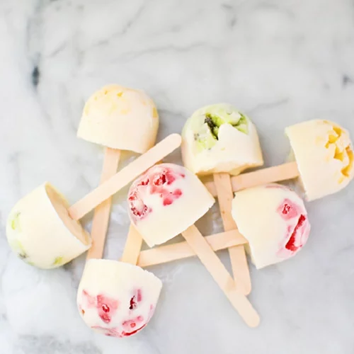 Γιαούρτι σε ξυλάκι; Φτιάξε εύκολα παγωτίνια γιαουρτιού με φρέσκα φρούτα (yogurt pops)