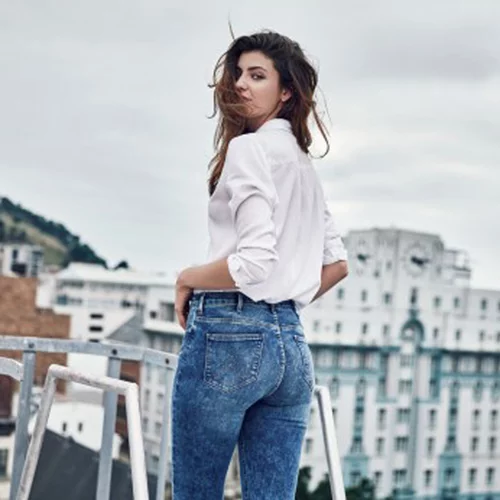 Αυτό το τζιν παντελόνι δημιουργήθηκε για αληθινές γυναίκες