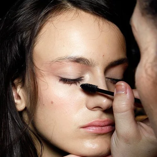 Μουτζουρώνεσαι με τη μάσκαρα; Όχι αν ξέρεις αυτό το trick!