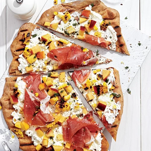 Light και τραγανή πίτσα με καλαμπόκι και ροδάκινο για ένα ελαφρύ καλοκαιρινό βραδινό