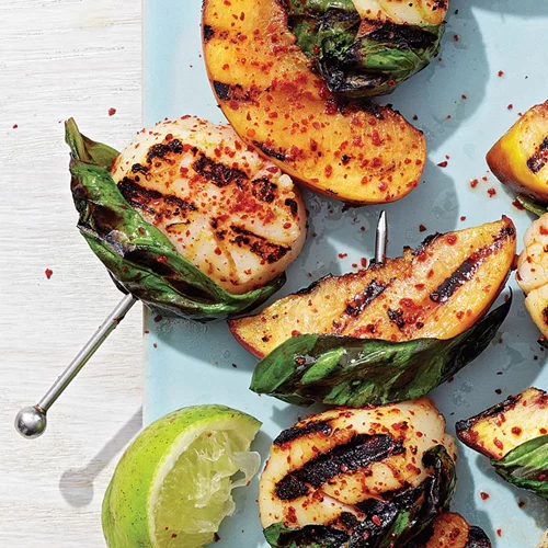 Σουβλάκια με ροδάκινο και χτένια τυλιγμένα σε βασιλικό