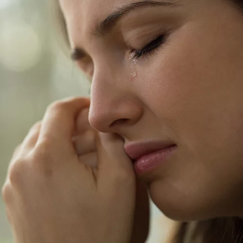 Γιατί κλαίω ξαφνικά και χωρίς λόγο; Αυτοί είναι 4 πιθανοί λόγοι!