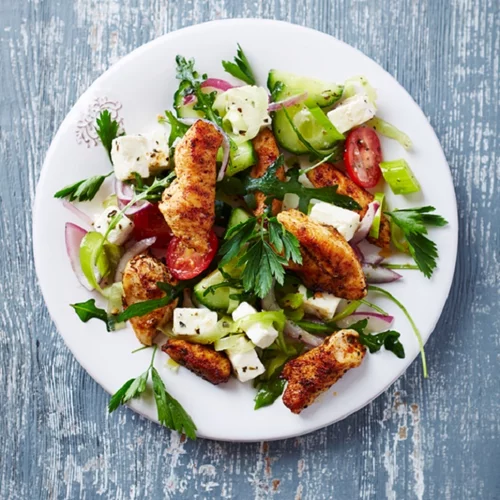 Εύκολη και υγιεινή μεσογειακή σαλάτα με κοτόπουλο [video]