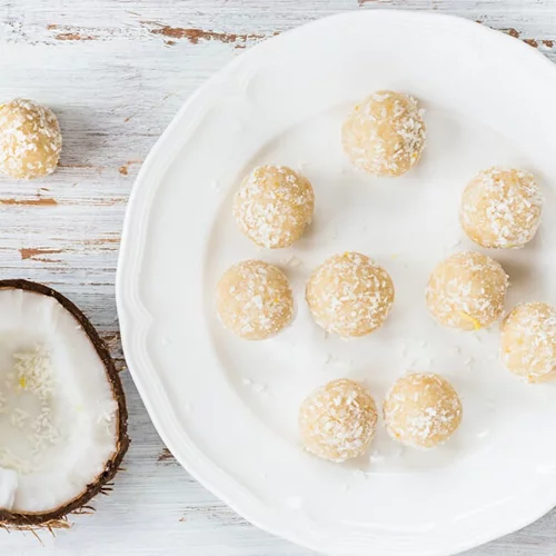 2 συνταγές για γλυκά ΧΩΡΙΣ ψήσιμο: Μπάλες καρύδας και μπουκιές με βούτυρο αμυγδάλου