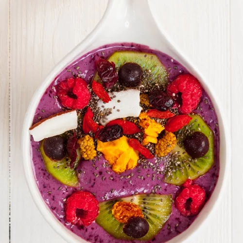 Αυτό το εύκολο μπολ με τροπικό açaí berry θα αλλάξει για πάντα το πρωινό σου γεύμα