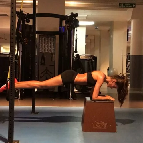 Είσαι fitness pro; Δοκίμασε αυτή την άσκηση με ιμάντες TRX και πλειομετρικό κουτί