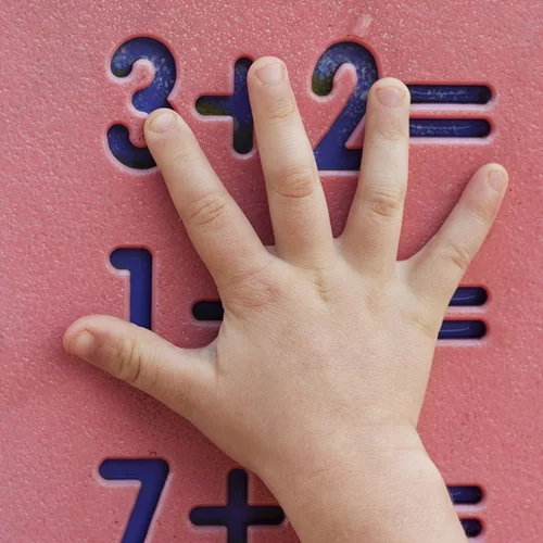 Γιατί τα αγόρια είναι καλύτερα στα μαθηματικά από τα κορίτσια ακόμα και από το νήπιο;