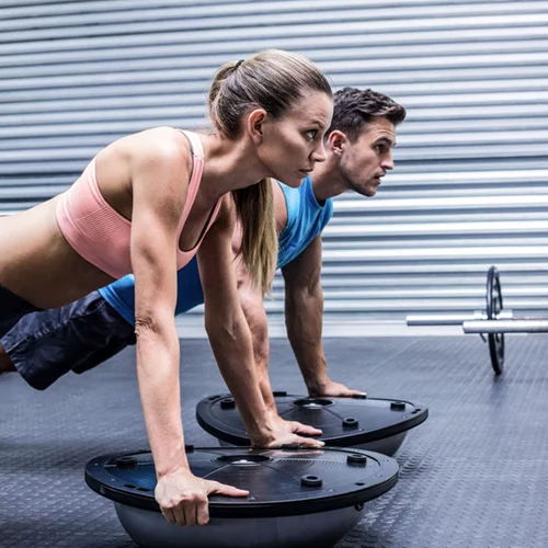 Ξέρεις το Bosu; Οι pro ασκήσεις με μπάλα ισορροπίας για super σώμα!