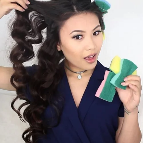 Κάνε μπούκλες στα μαλλιά με... σφουγγάρι πιάτων (και ξέχνα το σίδερο μαλλιών)!