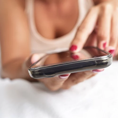 Πώς να στέλνεις σέξι μηνύματα στο κινητό για να τον τρελάνεις