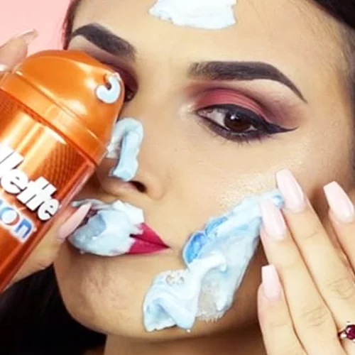 Θα έκανες ντεμακιγιάζ με... αφρό ξυρίσματος; Αυτή η beauty blogger το κάνει!