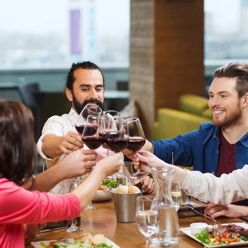 Οικοδέσποινα ή καλεσμένη; Όλα τα καλά και τα άσχημα που πρέπει να ξέρεις