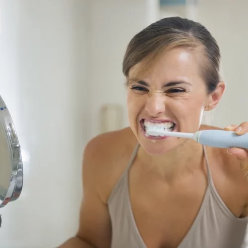 Τραυματίζεις τα ούλα κατά τη διάρκεια του βουρτσίσματος: Ο μόνος τρόπος να σταματήσεις