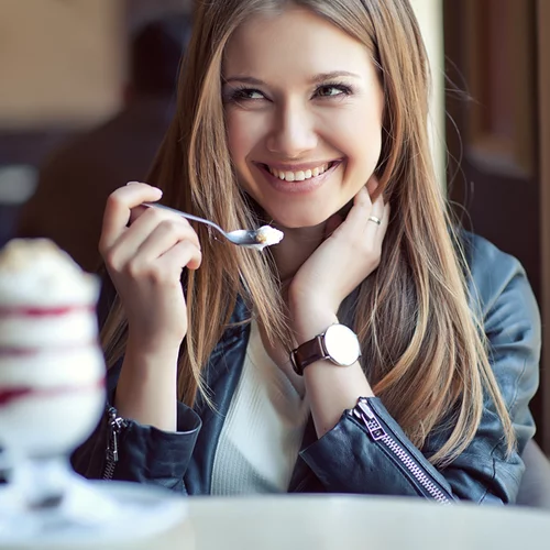 3 μύθοι για τη διατροφή που καταρρίπτονται επιστημονικά (τελικά, πόσο νερό να πίνεις;)