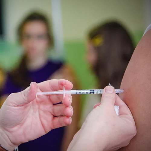 HPV: Δωρεάν σε κορίτσια έως το τέλος του έτους το εμβόλιο που σώζει ζωές (συστήνεται και για τα αγόρια)
