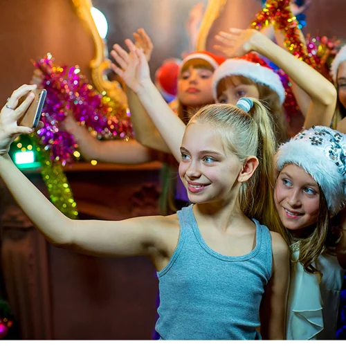 5 πράγματα να σκεφτείς πριν πάρεις δώρο κινητό στο παιδί σου (το 3 δεν το είχαμε σκεφτεί)