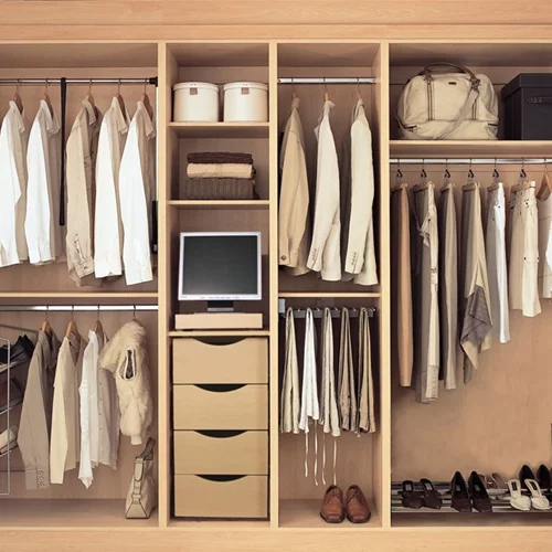 Έτσι θα οργανώσεις την ντουλάπα με τα ρούχα σαν στυλίστρια