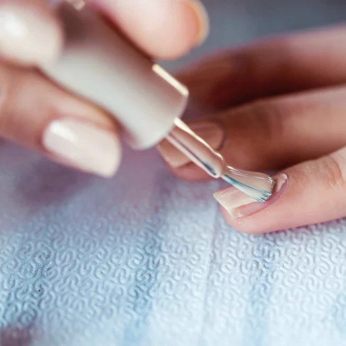 Το νέο trend στο μανικιούρ που θα λατρέψουν όσες προτιμούν τις nude αποχρώσεις