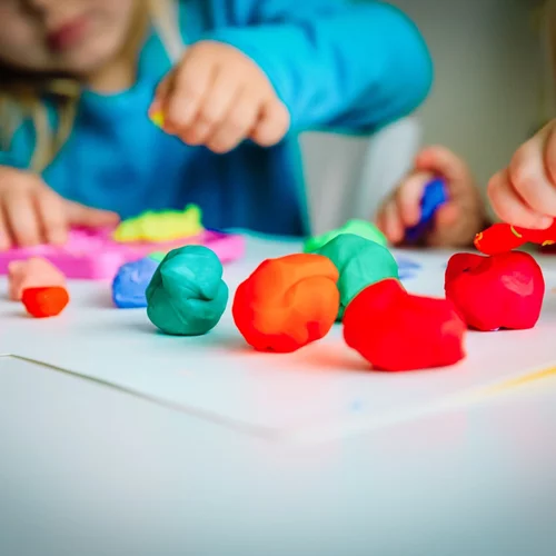 Πώς θα φτιάξω σπιτική πλαστελίνη για τα παιδιά (μη τοξική και έτοιμη σε 10 λεπτά)