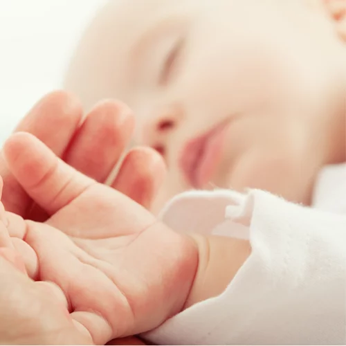 Τι να κάνεις αν το μωρό χάσει τις αισθήσεις του ή δεν αναπνέει;