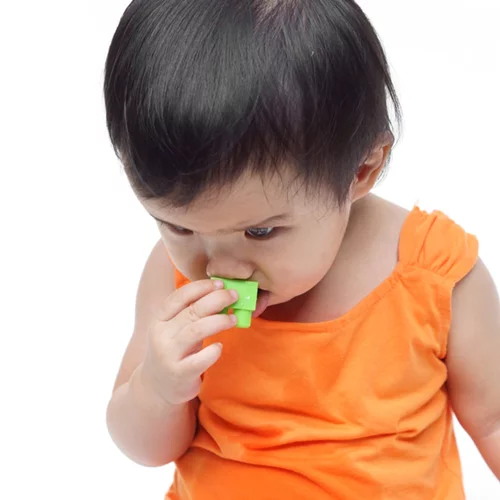 Τι να κάνεις αν πνίγεται το μωρό ή το παιδί: Οι κινήσεις για πρώτες βοήθειες στην πνιγμονή παιδιών