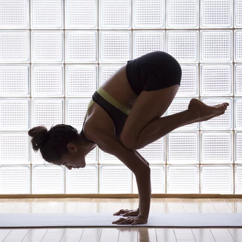 Η άσκηση yoga που δυναμώνει ολόκληρο το σώμα (να πώς θα την κάνουμε)