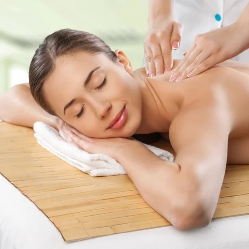 Πονάς στην πλάτη; Να πας σε φυσικοθεραπευτή, ορθοπαιδικό ή χειροπράκτη;