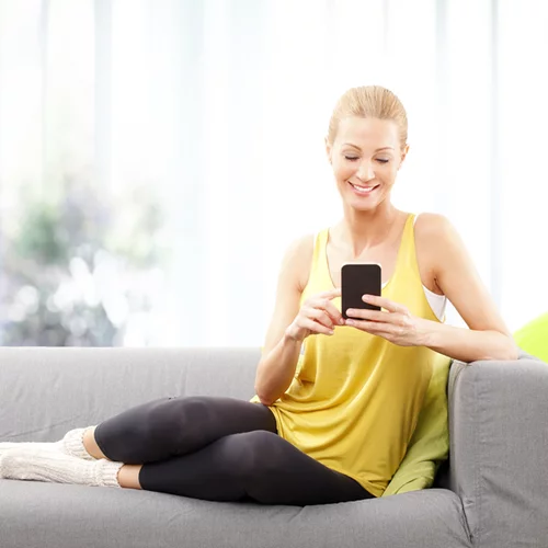 Ασκήσεις στον καναπέ: Το βίντεο με ασκήσεις για hot γλουτούς