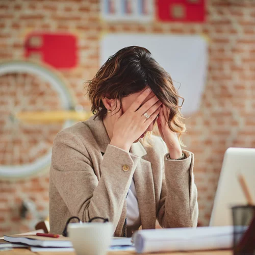 Τι σου προκαλεί πονοκέφαλο και πώς να το αποφύγεις (οι συμβουλές του νευρολόγου)