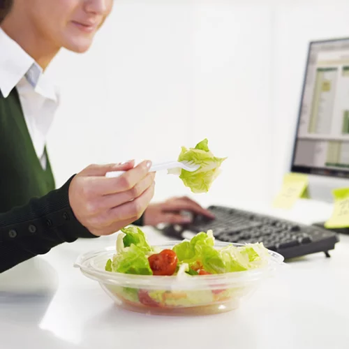 Έρευνα: Γιατί αν τρως λίγο και συχνά θα είσαι πάντα αδύνατη!