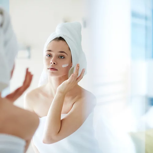 Να βάζω κρέμα ημέρας το βράδυ; Η Beauty Editor απαντά