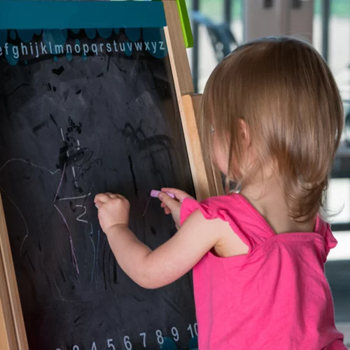 Πότε θα ξέρω με σιγουριά αν το παιδί μου είναι αριστερόχειρας ή δεξιόχειρας;