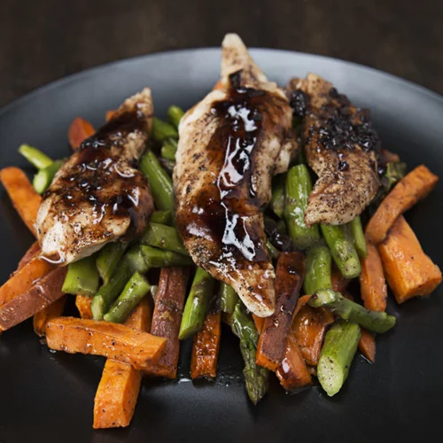 #Shapetaperaki: Κοτόπουλο με μπαλσάμικο, γλυκοπατάτες και σπαράγγια (βίντεο)