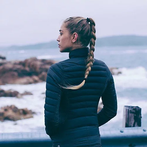 6 stylish αθλητικά μπουφάν και γιλέκα (για σένα που αγαπάς τα outdoor sports)