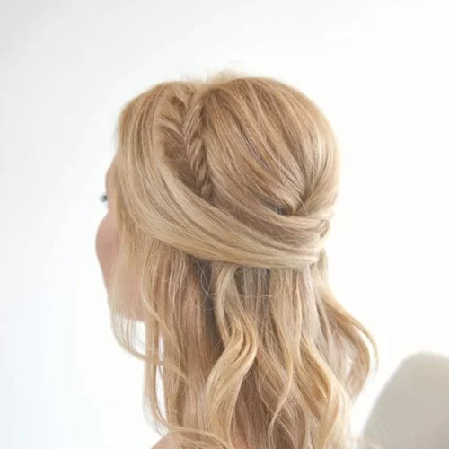 Αυτά είναι τα ωραιότερα χτενίσματα για κουμπάρα σε γάμο