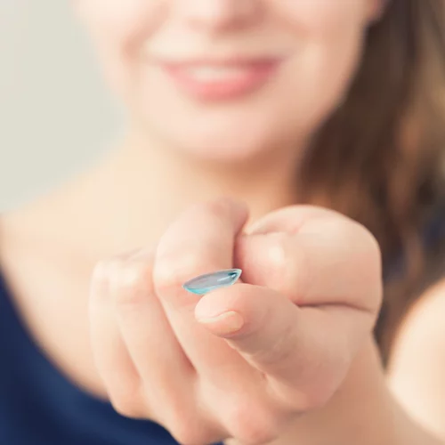 Τι κινδύνους κρύβουν οι έγχρωμοι φακοί επαφής;