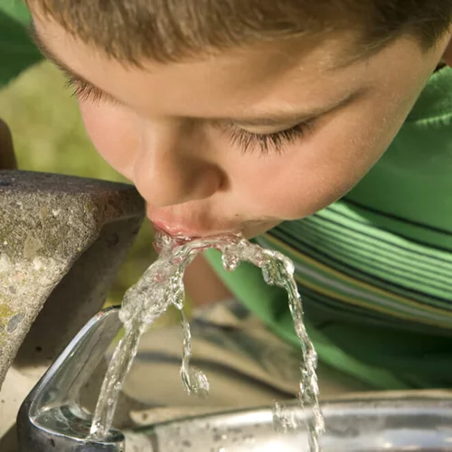 Νέα έρευνα: Το πολύ καθαρό νερό μπορεί να προκαλεί άσθμα στα παιδιά!