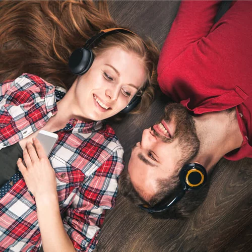 Νέα έρευνα: Κι όμως, απολαμβάνουμε ΤΟ ΙΔΙΟ τη μουσική και το σεξ!