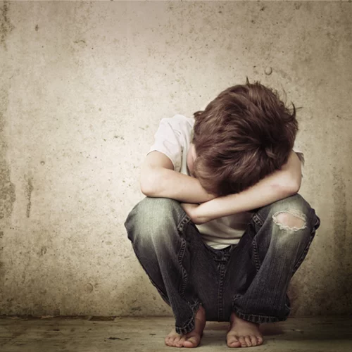 Νέα έρευνα: Η παιδική κακοποίηση σχετίζεται ακόμη και με τη φτώχεια