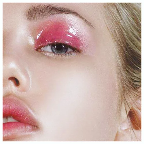 Η hot τάση στο μακιγιάζ ματιών: Δες πώς θα πετύχεις τα «υγρά βλέφαρα» (είτε έχεις υγρές σκιές είτε όχι!)