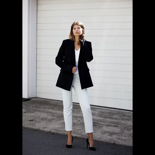 15 κομμάτια που πρέπει να έχεις βάλει στη ντουλάπα σου μέχρι τα 30