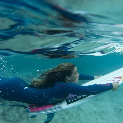 Pro surfing στην Ελλάδα με την Caroline Marks και τον Νικόλα Πλυτά