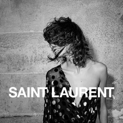 ΦΩΤΟ: Θύελλα αντιδράσεων για την ανοιξιάτικη καμπάνια του οίκου Saint Laurent που θεωρείται ότι υποβαθμίζει τις γυναίκες
