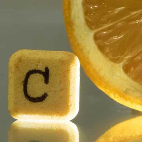 Ασκορβικό οξύ: Ποιες τροφές έχουν βιταμίνη C, πώς ενισχύει το ανοσοποιητικό και πώς θα απορροφήσεις περισσότερη