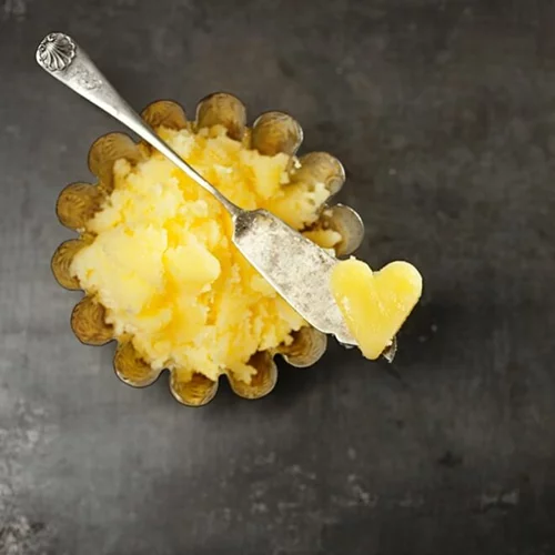 Τι είναι το βούτυρο ghee της Paleo Diet και είναι πράγματι καλύτερο από το βούτυρο;