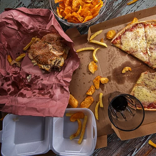 Γιατί οι γυναίκες αποφεύγουν το junk food μπροστά στους άντρες;