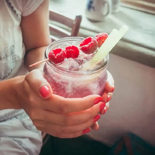 Παγκόσμια Ημέρα Νερού: Με τι πίνουν οι διάσημες το νερό τους (ιδέες για water cocktails!)